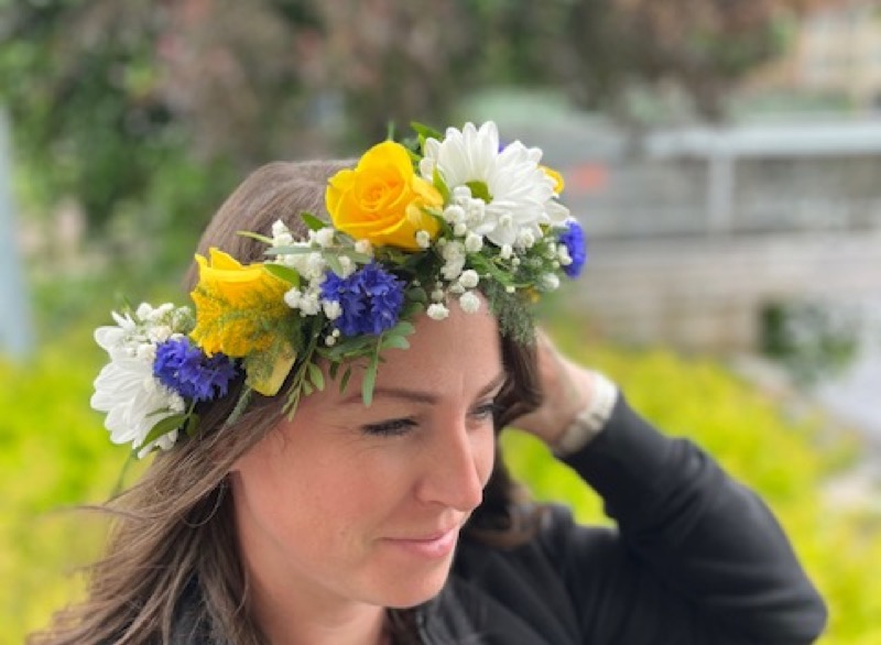 Midsommarkrans med gula och blå blommor