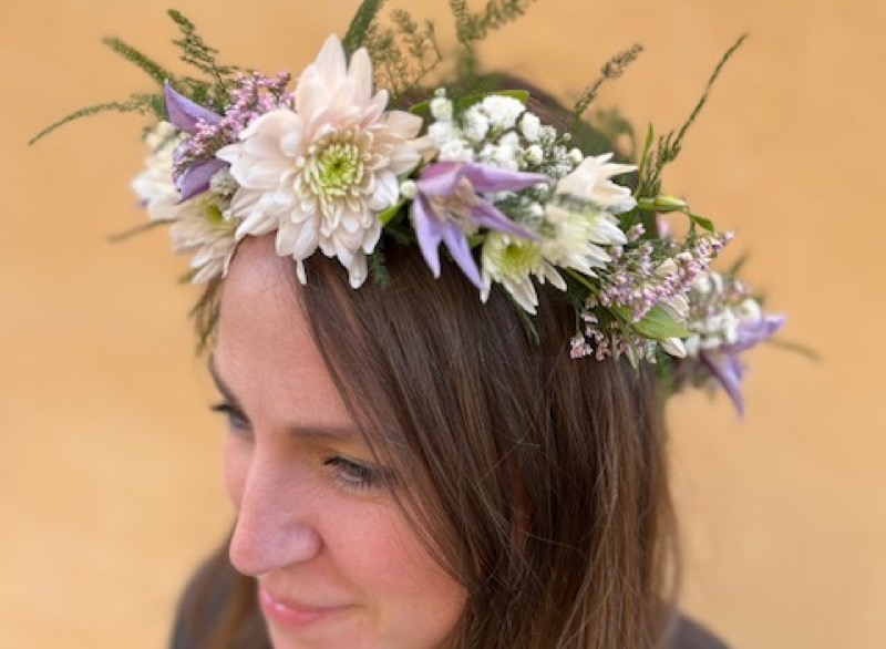 Midsommarkrans med lila blommor